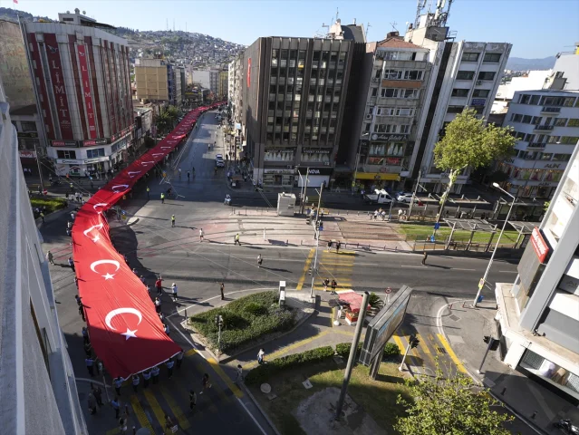 İzmir'in 103. Kurtuluş Yılı Coşkusu Sokağa Taştı