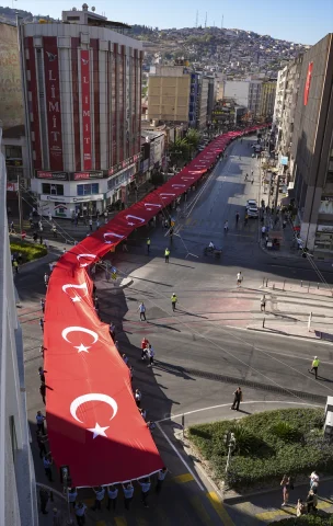 İzmir'in 103. Kurtuluş Yılı Coşkusu Sokağa Taştı