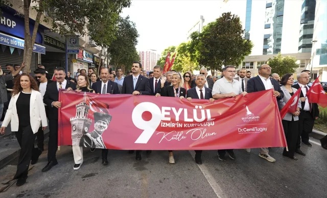 İzmir'in 103. Kurtuluş Yılı Coşkusu Sokağa Taştı