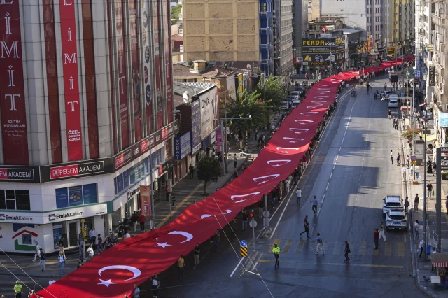 İzmir'in 103. Kurtuluş Yılı Coşkusu Sokağa Taştı