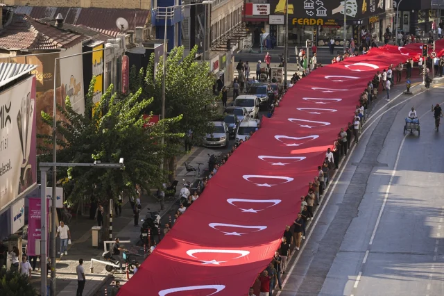 İzmir'in 103. Kurtuluş Yılı Coşkusu Sokağa Taştı