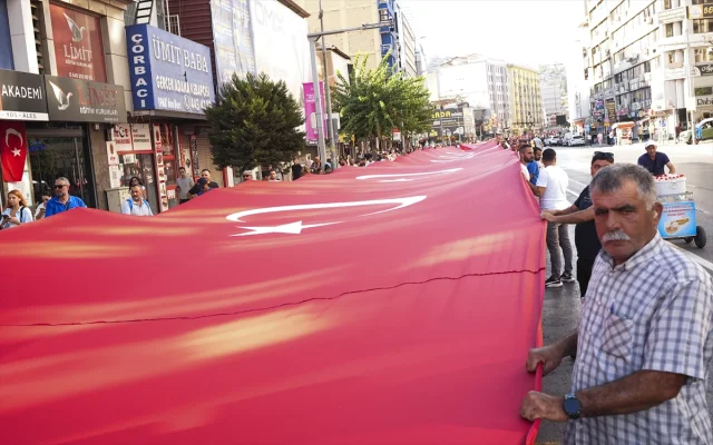 İzmir'in 103. Kurtuluş Yılı Coşkusu Sokağa Taştı