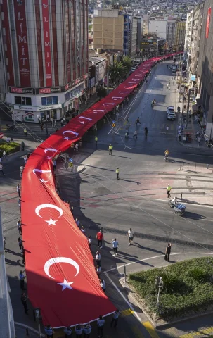 İzmir'in 103. Kurtuluş Yılı Coşkusu Sokağa Taştı