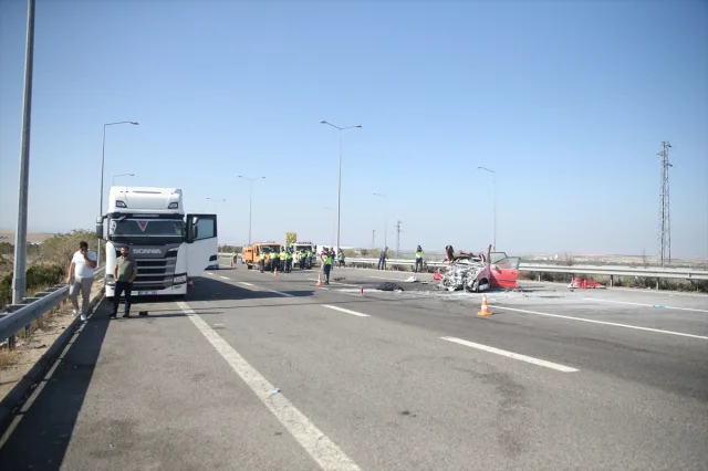Niğde'de Feci Kaza: Otomobil Tıra Çarptı, 3 Kişi Hayatını Kaybetti