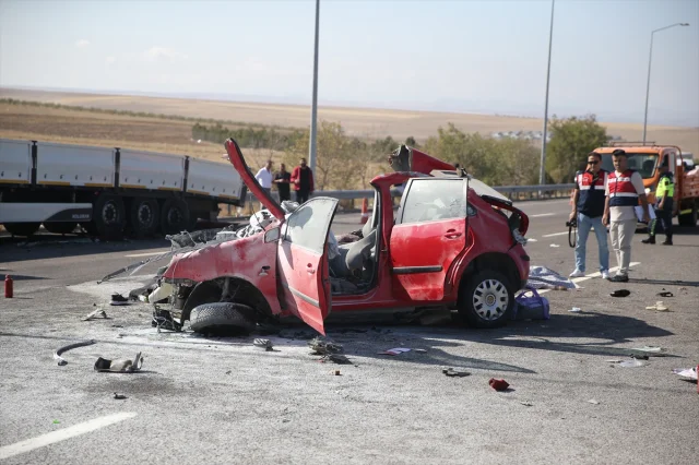 Niğde'de Feci Kaza: Otomobil Tıra Çarptı, 3 Kişi Hayatını Kaybetti