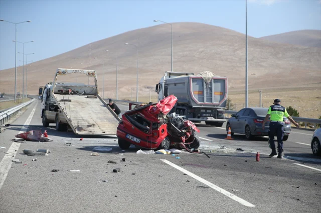Niğde'de Feci Kaza: Otomobil Tıra Çarptı, 3 Kişi Hayatını Kaybetti