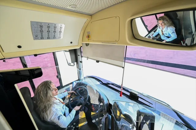 Mersin'in Kadın Şoförü Hatice Taş Direksiyon Başında Fark Ya...