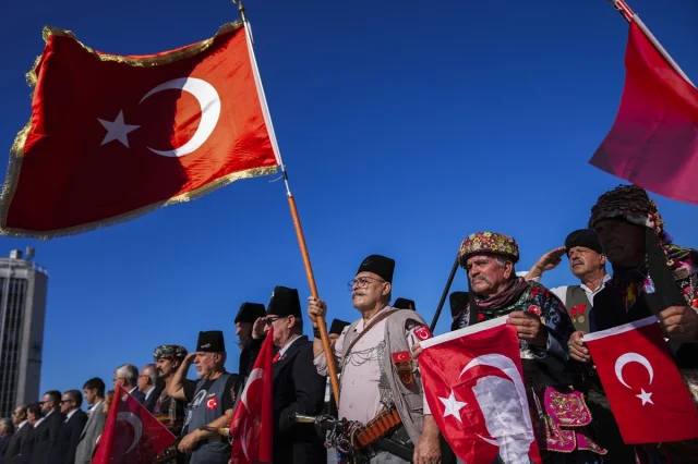 İzmir'in 103. Kurtuluş Yılı Coşkusu Sokağa Taştı
