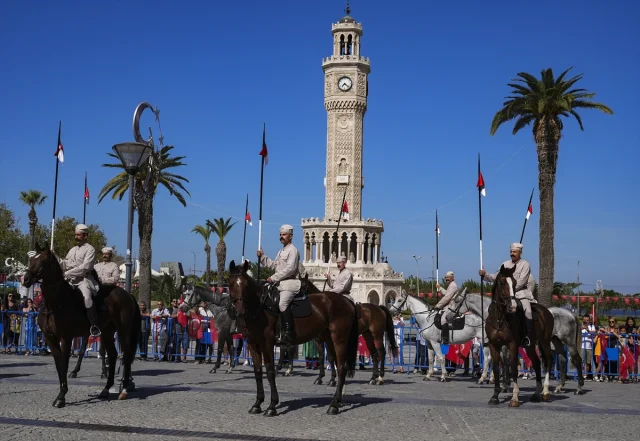 İzmir'in 103. Kurtuluş Yılı Coşkusu Sokağa Taştı