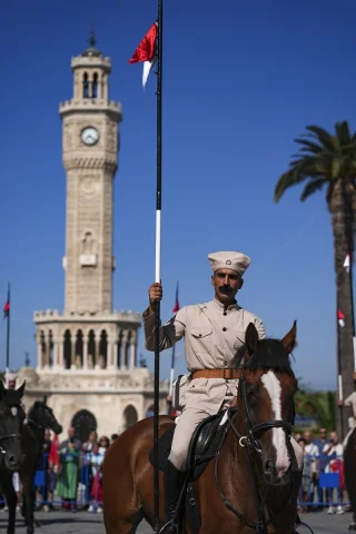 İzmir'in 103. Kurtuluş Yılı Coşkusu Sokağa Taştı