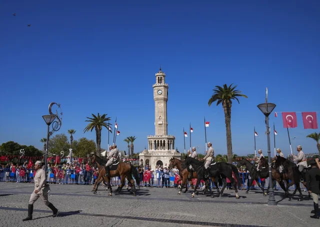 İzmir'in 103. Kurtuluş Yılı Coşkusu Sokağa Taştı