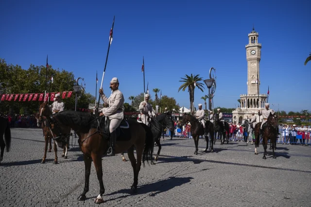 İzmir'in 103. Kurtuluş Yılı Coşkusu Sokağa Taştı