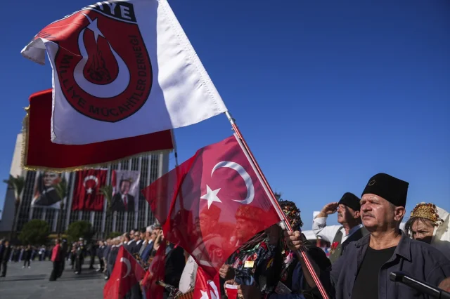 İzmir'in 103. Kurtuluş Yılı Coşkusu Sokağa Taştı