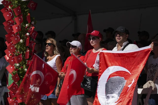 İzmir'in 103. Kurtuluş Yılı Coşkusu Sokağa Taştı