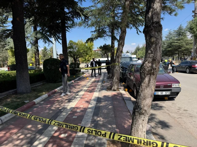 Afyonkarahisar'da Aile Faciası: Bir Adam Eşi ve Aile Üyelerine Silahla Saldırdı
