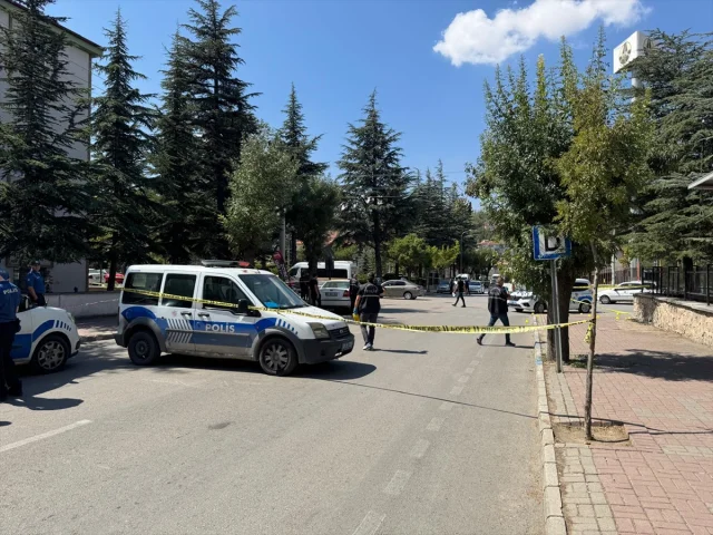 Afyonkarahisar'da Aile Faciası: Bir Adam Eşi ve Aile Üyelerine Silahla Saldırdı