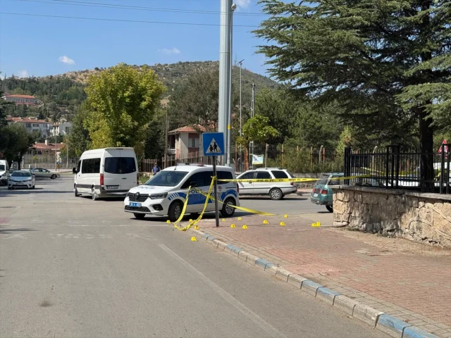 Afyonkarahisar'da Aile Faciası: Bir Adam Eşi ve Aile Üyelerine Silahla Saldırdı
