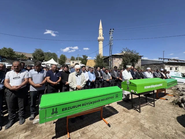 Erzurum'da Üzücü Trajedi Herkesi Derinden Sarstı: Anne ve Çocukları Aynı Yerde Uğurlandı