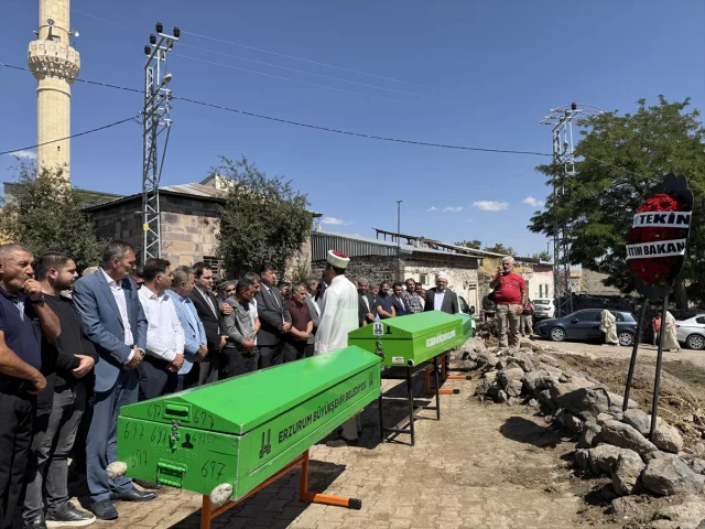 Erzurum'da Üzücü Trajedi Herkesi Derinden Sarstı: Anne ve Çocukları Aynı Yerde Uğurlandı