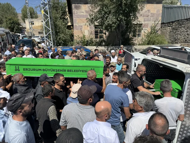 Erzurum'da Üzücü Trajedi Herkesi Derinden Sarstı: Anne ve Çocukları Aynı Yerde Uğurlandı