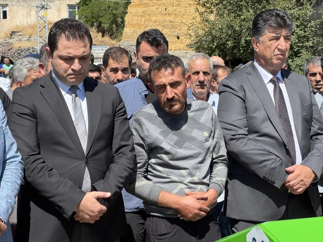 Erzurum'da Üzücü Trajedi Herkesi Derinden Sarstı: Anne ve Çocukları Aynı Yerde Uğurlandı