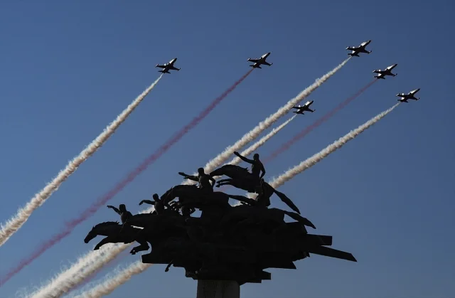 İzmir Semalarında Gurur Dolu Anlar: Türk Yıldızları ve SOLOTÜRK'ün Muhteşem Gösterisi