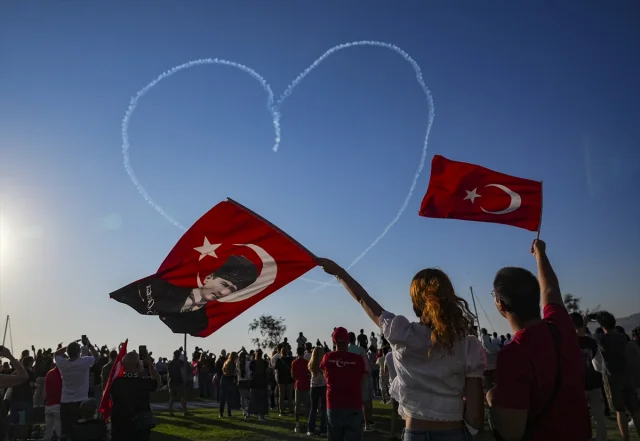 İzmir Semalarında Gurur Dolu Anlar: Türk Yıldızları ve SOLOTÜRK'ün Muhteşem Gösterisi