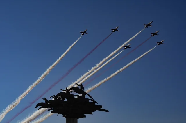İzmir Semalarında Gurur Dolu Anlar: Türk Yıldızları ve SOLOTÜRK'ün Muhteşem Gösterisi