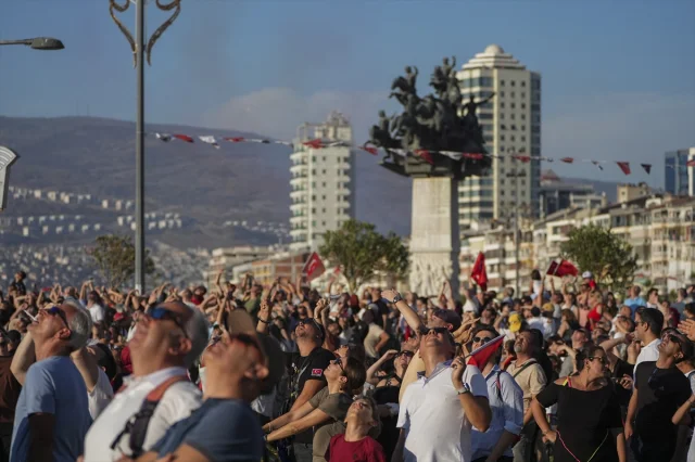 İzmir Semalarında Gurur Dolu Anlar: Türk Yıldızları ve SOLOTÜRK'ün Muhteşem Gösterisi