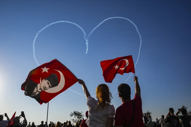 İzmir Semalarında Gurur Dolu Anlar: Türk Yıldızları ve SOLOTÜRK'ün Muhteşem Gösterisi