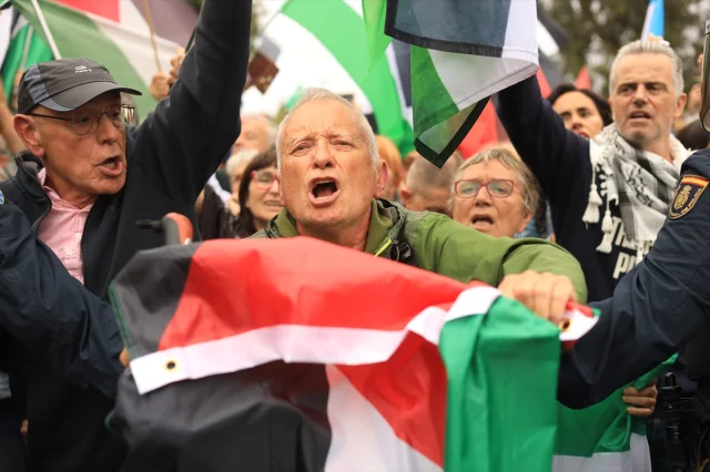 La Vuelta'da İsrail Karşıtı Protestolar Giderek Büyüyor