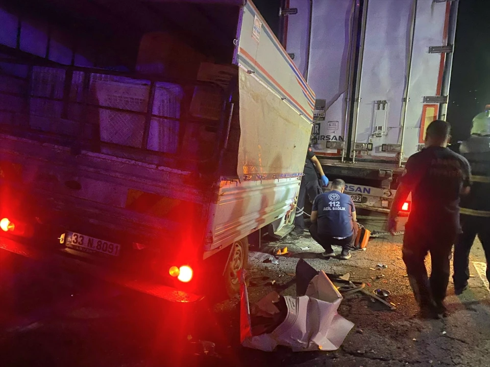 Adana'da Feci Kaza: Kamyonet Tıra Çarptı, Sürücü Hayatını Kaybetti