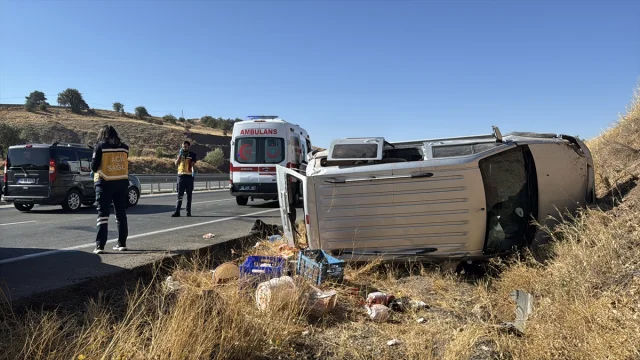 Sivas'ta Yürekleri Ağızlara Getiren Kaza: Hafif Ticari Araç...