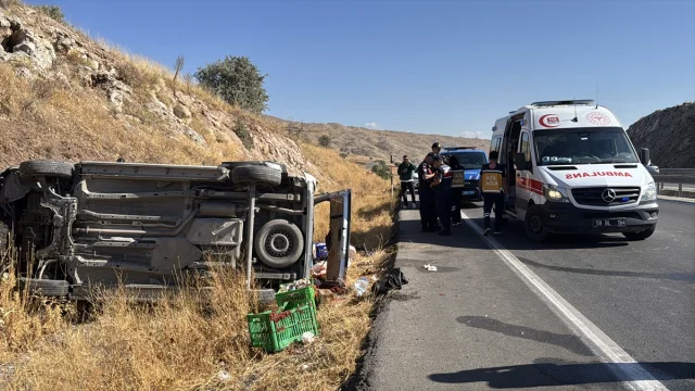 Sivas'ta Yürekleri Ağızlara Getiren Kaza: Hafif Ticari Araç Devrildi
