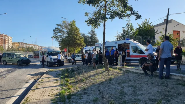 Manisa'da Öğrenci Servisinde Feci Kaza! 9 Kişi Yaralandı