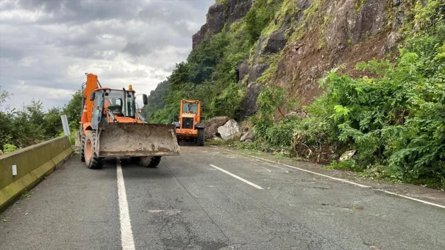 Karadeniz Sahil Yolu Heyelanla Mücadele Ediyor: Artvin'de Trafik Kabusu