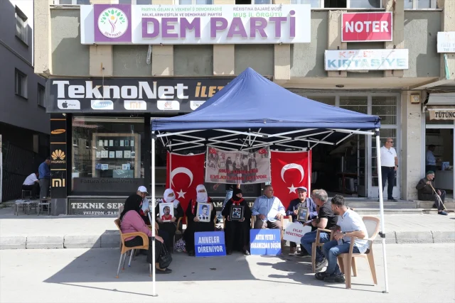 Muş'ta Evlatlarına Özlemle Bekleyen Aileler Yılmadan Mücadel...