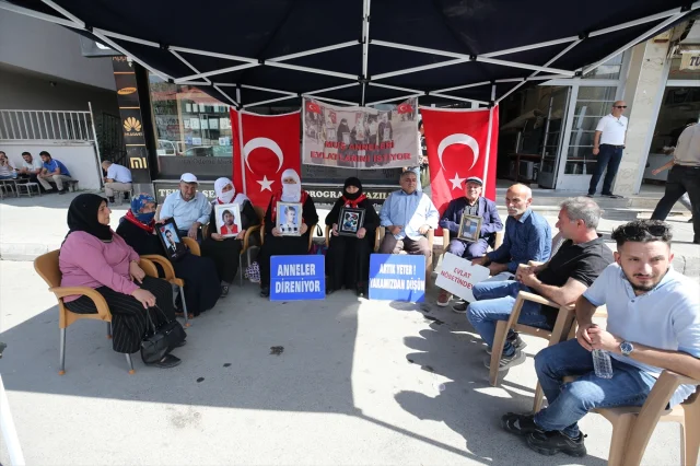 Muş'ta Evlatlarına Özlemle Bekleyen Aileler Yılmadan Mücadeleye Devam Ediyor