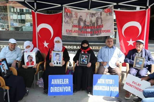Muş'ta Evlatlarına Özlemle Bekleyen Aileler Yılmadan Mücadeleye Devam Ediyor