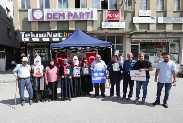 Muş'ta Evlatlarına Özlemle Bekleyen Aileler Yılmadan Mücadeleye Devam Ediyor