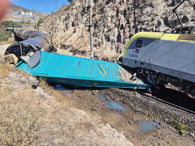 Malatya'da Şok Kaza: İki Yük Treni Çarpıştı