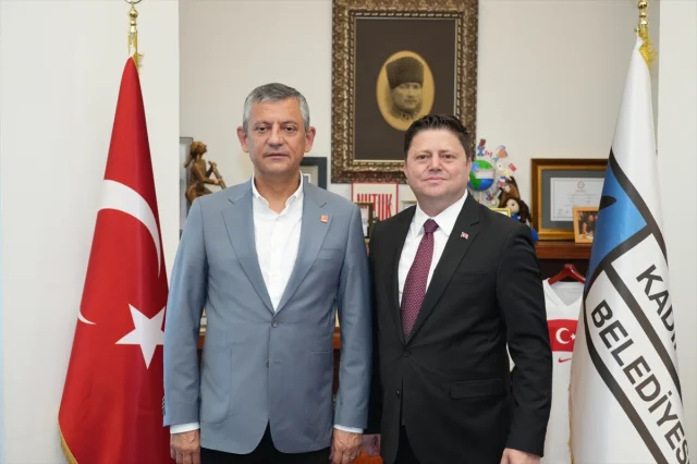 Özgür Özel Kadıköy'de Coşkulu Tanıtım Yaptı