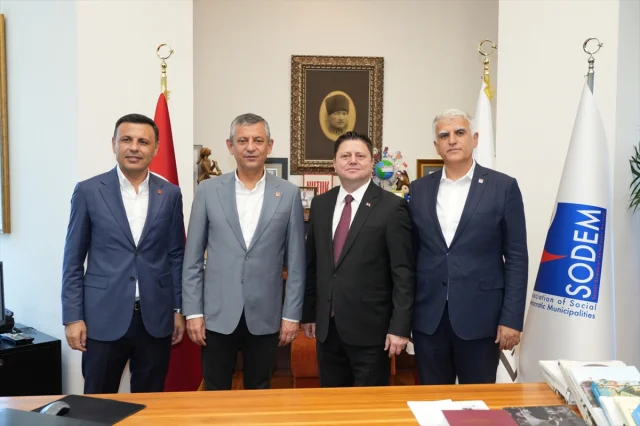 Özgür Özel Kadıköy'de Coşkulu Tanıtım Yaptı