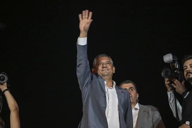 Özgür Özel'in İstanbul'da Tarihi Mitingi: Kritikleri ve Siyasi Mesajlarla Dolu Konuşma