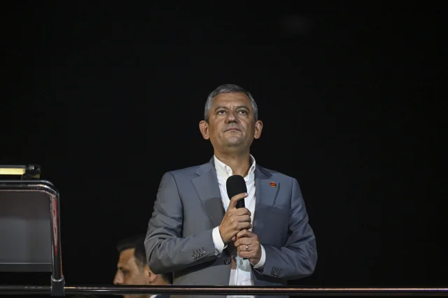 Özgür Özel'in İstanbul'da Tarihi Mitingi: Kritikleri ve Siyasi Mesajlarla Dolu Konuşma