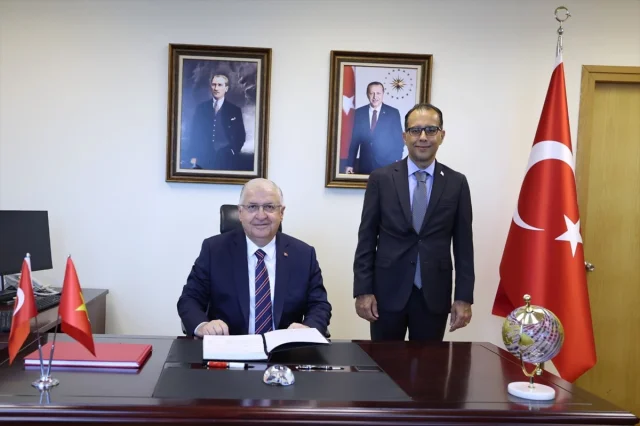 Bakan Yaşar Güler Vietnam'da Sürpriz Anlaşmalara İmza Attı