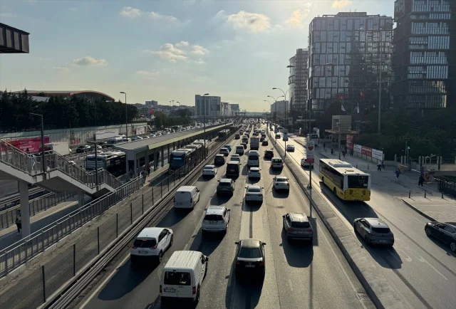 İstanbul’da Trafik Çilesi Sürüyor: Sıcak Saatler ve Alternatif Rotalar