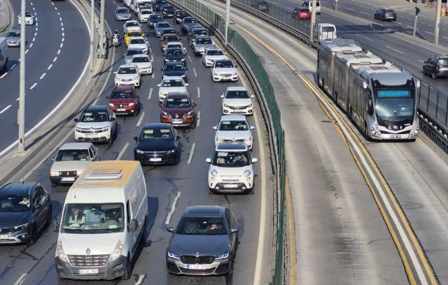 İstanbul’da Trafik Çilesi Sürüyor: Sıcak Saatler ve Alternatif Rotalar
