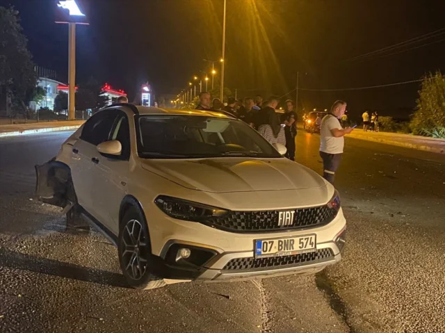 Antalya'da Korkutan Kaza: Üç Araç Çarpıştı, 5 Yaralı