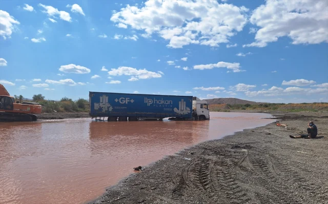 Kızılırmak'ın Sularına Saplanan Tır Nasıl Kurtarıldı?